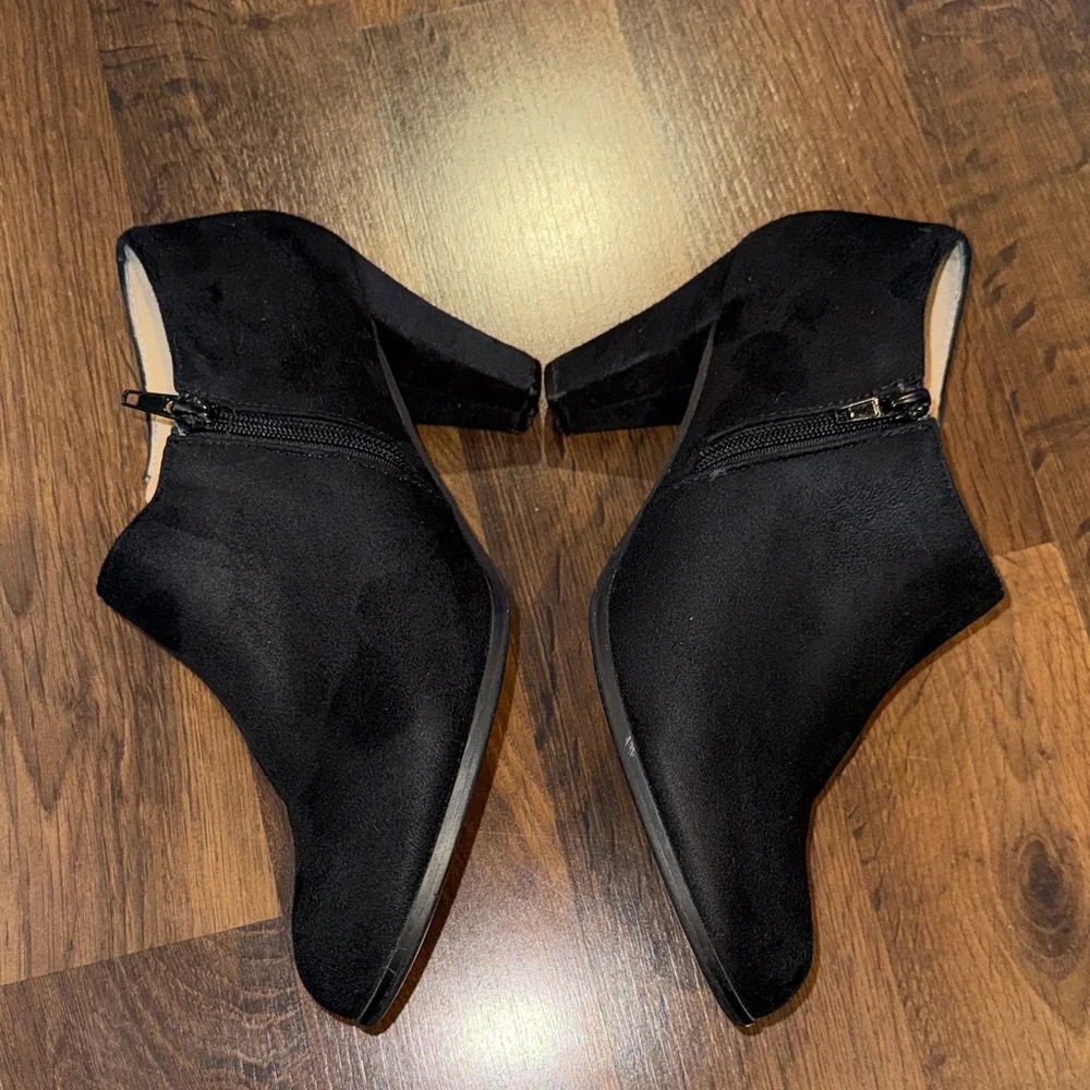 Journee Women’s Sanzi Black Suede Like Ankle Booties w Zippers (size 9.5)